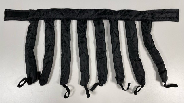 Hårlockare (s.k. heatless curls) av textilmaterial.
Varan används enligt uppgift för att locka håret utan värme och fästs runt huvudet med hjälp av kardborrband. Håret snurras eller flätas runt de åtta hårlockarna och hålls på plats med hjälp av elastiska öglor som är fästade i ändarna.
Varan är enligt uppgift tillverkad av kviltat textilmaterial med yttertyg av polyesterväv och stoppning av bomull.