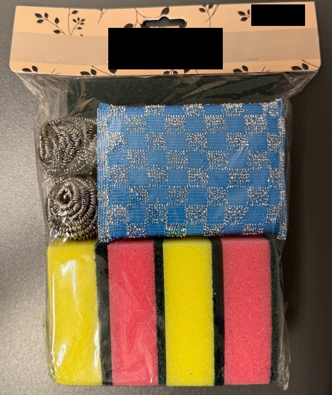Diskset i form av en sats med rengöringsartiklar i detaljhandelsförpackning.
Varan består enligt uppgift av:
3 st. skurblock av polyester, bondad duk med slipverkande effekt
2 st. tvättsvampar av polyester med överdrag av textilmaterial och metallremsor
4 st. skursvampar av polyester med överdel av bondad duk
2 st. diskbollar av järn. 

Artiklarna har förpackats gemensamt i detaljhandelsförpackning utan behov av omförpackning för att användas vid ett speciellt göromål. Ingen av artiklarna är karaktärsgivande för varan.