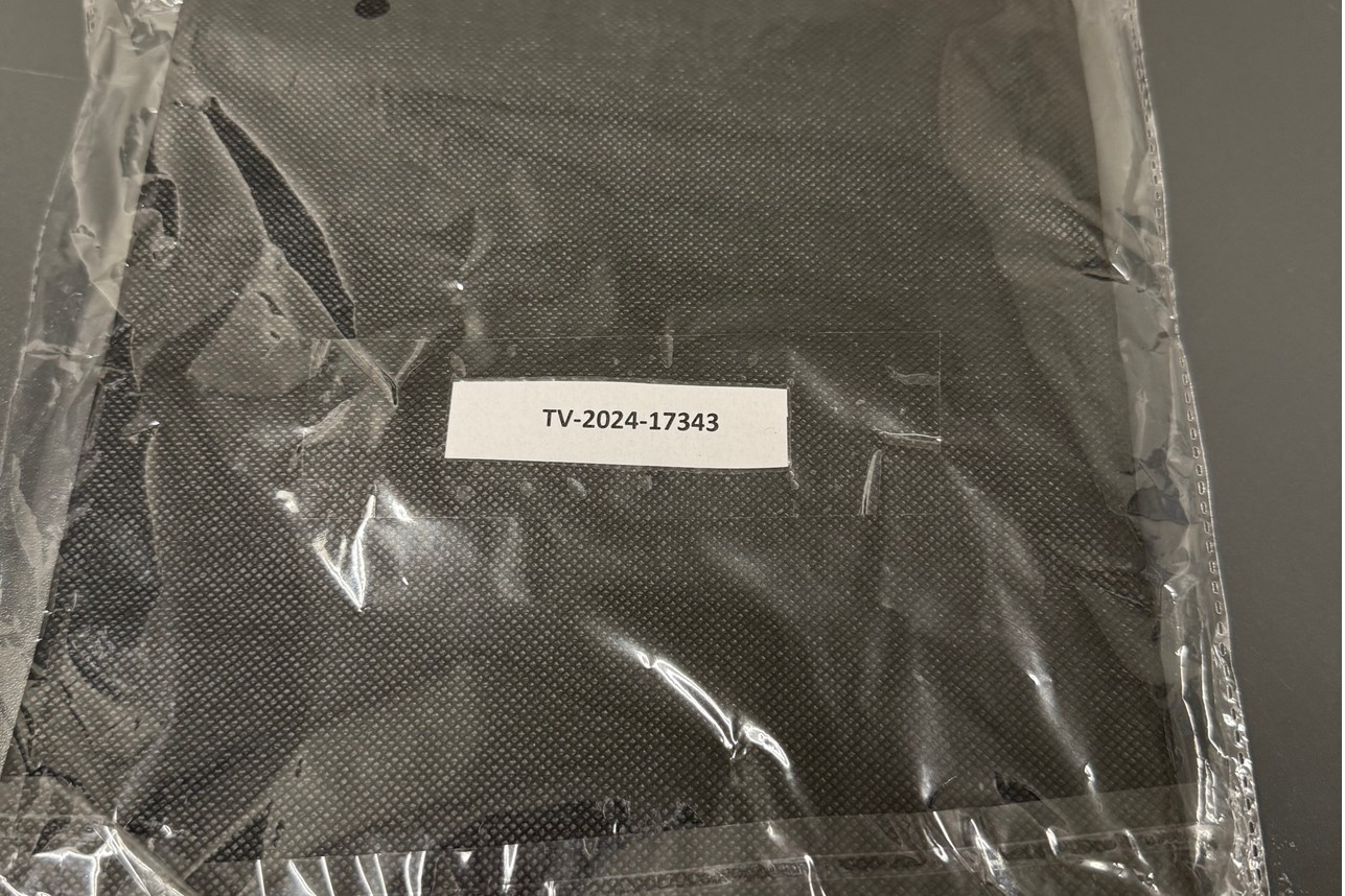 Bondad duk enligt uppgift i form av ett laminerat ogrässskydd. Produkten har måtten 1,5 x 1 m och en vikt av 56 g/m och föreligger i detaljhandelsförpackning.
Varan är avsedd att skydda växter mot sol, vind, frost och skadedjur.
Produkten består av polypropen. Laboratorieanalys är utförd som visar på att varan består av konstfilament.