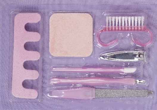 Manikyrset i sju delar bestående av

- Nagelklippare av kolstål
- Nagelbandsskjutare av polystyren
- Nagelbandskniv av polystyren och rostfritt stål
- Nagelfil av polystyren och rostfritt stål
- Nagelfil av sandpapper och EVA (etenvinylacetat)
- Nagelborste av polystyren
- Separerare av EVA (etenvinylacetat)