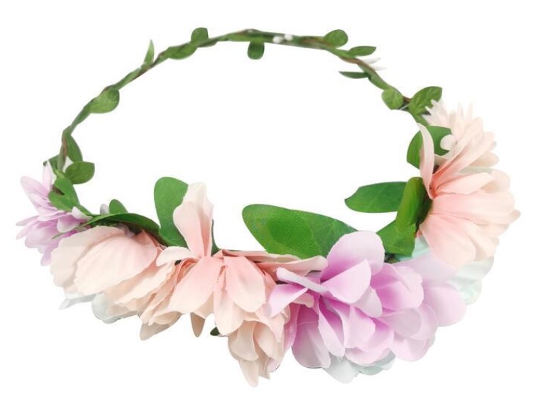 Krans med konstgjorda blommor och blad med en diameter om ca 20 cm.
Kransen används för att smycka håret och har ingen sammanhållande funktion för håret.
Kransens stomme består av två ståltrådar som är omlindade med enfärgat brunt respektive grönt papper. Kransen har bladverk av vävt textilmaterial och knoppar av gips som lindats runt stommen samt konstgjorda blommor av vävt textilmaterial som limmats på stommen.