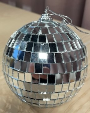 Prydnadsartikel i form av en discokula.
Varan är avsedd att användas som dekoration.
Bollen är enligt uppgift tillverkad av frigolit (polystyren). Bollen är försedd med pålimmade, rektangulära plattor av spegelglas och "krona" av plast (polypropen) med ögla i form av ett flätat snöre (nylon) för upphängning. Varan har enligt uppgift en diameter av 10 cm.
Glasplattorna täcker bollen och ger p.g.a. sin dekorativa effekt varan dess huvudsakliga karaktär.