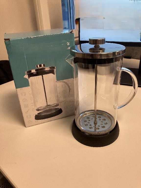 Bordsartikel i form av en icke elektrisk kaffebryggare.
Varan är avsedd att användas vid beredning av kaffe genom att pressa ner malet kaffe i varmt vatten till botten av kannan med hjälp av stång och metallfilter.
Kaffebryggaren består av en kanna av glas med hällpip och handtag. Kannan rymmer 1 000 ml och är försedd med lock tillverkat av rostfritt stål och plast. I locket finns en rörlig stång och filter som är fäst i stångens nedre ände, båda av rostfritt stål.
Varan är förpackad i detaljhandelsförpackning.