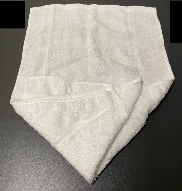 Toaletthandduk med uppmätt mått av inskickat varuprov ca 60 x 35 cm (L x B).
Handduken är avsedd att användas i badrummet och är lämplig att tvättas.
Handduken är tillverkad av vävd frotté (HS-nummer 5802) som enligt uppgift består av bomull, har stadkant på två sidor och fållade kanter på två sidor.
Toaletthandduken är förpackad i detaljhandelsförpackning tillsammans med ett tandborstglas och en pumpflaska. 

Artiklarna tillsammans uppfyller inte villkoren för att klassificeras som en sats för försäljning i detaljhandeln, då artiklarna inte har tillräckligt samband sett till användningen. Detta beslut omfattar endast toaletthandduken.

Tandborstglas SE BTI TV-2024-17446-2 
Pumpflaska SE BTI TV-2024-17446-3