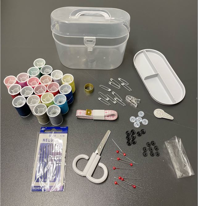 Syset innehållande: 
1 st. syskrin av plast 
20 st. rullar sytråd i detaljhandelsuppläggning. Sytråden är av syntetstapelfibrer (polyester), Z-snodd och förekommer i olika färger. 
10 st. synålar av oädel metall
10 st. säkerhetsnålar av oädel metall
9 st. knappnålar av oädel metall
8 st. tryckknappar av oädel metall
5 st. knappar av plast
1 st. sax av oädel metall, med ett plasthandtag
1 st. måttband av plast
1 st. nålpåträdare av oädel metall
1 st. fingerborg av oädel metall
1 st. klämma av plast
Syskrinet har löstagbar insats med fack och måtten ca 14,5 x 9,5 x 7 cm (B x H x D).
Varan är avsedd att användas vid sömnad.
På grund av mängden och omfattningen av sytillbehör utgör det inte ett reseetui för sömnad enligt nr 9605, rullarna med sytråd ger satsen dess karaktär.
Varan är förpackad i en plastpåse för försäljning i detaljhandeln.