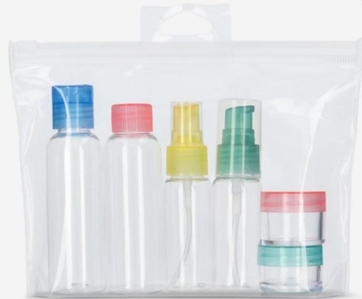Resekit enligt uppgift bestående av förvaringsartiklar av plast avsett för toalettändamål förpackade i plastetui.
Förvaringsartiklarna är avsedda att förvara t.ex. hud- och hårvårdsprodukter under resor.
Varan består av 2 st. plastaskar och 4 st. plastflaskor förpackade i plastetui med zipförslutning.