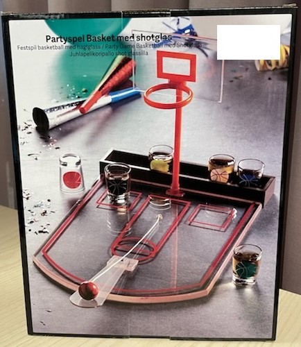 Sällskapsspel bestående av en miniatyrbasketplan med en boll och sex stycken shotglas.
Varan är ett s.k. dryckesspel.
Enligt uppgift:
Basketplanen är tillverkad av plast och basplattan har måtten är 29,5 x 23,9 x 0,8 cm. Shotglasen, försedda med olikfärgade motiv föreställande basketbollar, är tillverkade av glas och har en höjd av 4,5 cm samt en diameter av 3,5 cm. Bollen är tillverkad av nitrilgummi och har en diameter av 2,5 cm. Basketplanen är försedd med en böjbar avfyrningsramp där bollen, som sitter fast i ett snöre, placeras inför spelstart. Shotglasen placeras i medföljande plastlåda. Basketkorgens uppmätta höjd är ca 22 cm.
Delarna är förpackade tillsammans i kartong (wellpapp) för försäljning i detaljhandeln.