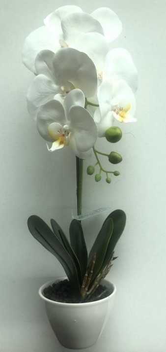 Konstgjord blomma i form av en orkidé i kruka med lecakulor. Varan har en höjd av ca 50 cm.
Avsedd att användas för dekorationsändamål.
Enligt uppgift är blomman tillverkad av plast och krukan av keramiskt material.
Den konstgjorda blomman av plast ger varan dess huvudsakliga karaktär.