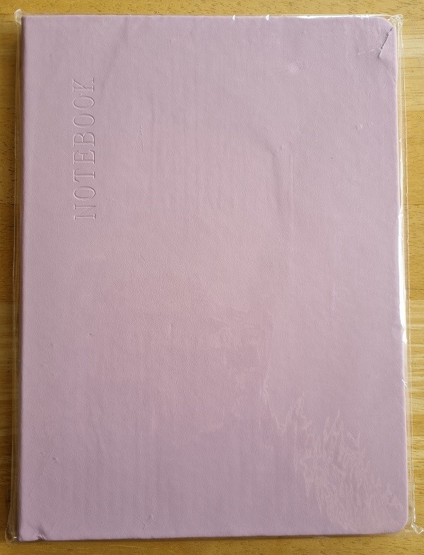 Inbunden (limmad) anteckningsbok bestående av linjerade pappersark i A4-format.
Varan används för anteckningar.
Varan är enligt uppgift tillverkad av papp med omslag av PU-läder (polyuretan). Framsidan är försedd med präglad text: "Notebook". Pappersarken har enligt uppgift en tjocklek av 70 GSM per ark. Anteckningsboken har ett elastiskt band för stängning och ett textilband för att markera aktuell sida. Varan har enligt uppgift måtten 21,4 x 29,1 x 1,5 cm.
Varan är förpackad i plastpåse för försäljning i detaljhandeln.