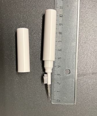Sammansatt vara i form av en s.k. multi-rengöringsspenna med en längd av ca. 11 cm i hopsatt skick.
Varan är enligt uppgift avsedd att användas för att rengöra hörlurar.
Rengöringspennan består av skaft och hylsa av plast. Skaftet har i ena änden en ca. 2 cm lång spets av oädel metall och på sidan en ca. 1 cm lång borste av plast.
Varan är förpackad i en kartong för försäljning i detaljhandeln.

Ingen av de ingående delarna i den sammansatta varan är karaktärsgivande vilket medför att varan ska klassificeras enligt det nummer av de HS-nummer som står sist av de nummer som skäligen kan komma ifråga, jfr allmänna bestämmelser för tolkning av kombinerade nomenklaturen regel 3c.