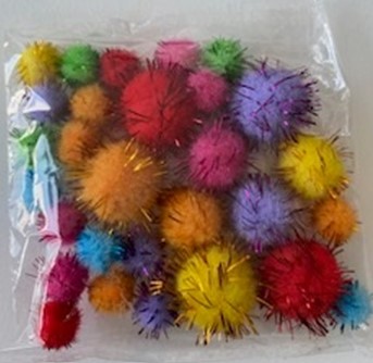 Pysselartiklar enligt uppgift i form av glitterpomponger.

De glittriga pompongerna förekommer i tre olika storlekar och sju olika färger. Pompongerna består av korta trådar som är sammanbundna i mitten och som står ut åt alla håll. Pompongerna har även glansiga trådar som ger varan ett glittrigt intryck. 
  
Glitterpompongerna föreligger tillsammans med piprensare, rörliga ögon och pomponger. Artiklarna är förpackade gemensamt i en detaljhandelsförpackning/plastpåse men uppfyller inte villkoren för att klassificeras som en sats då artiklarna inte har tydligt användningssamband. Artiklarna ska därmed klassificeras separat och inte som en sats. Detta beslut omfattar endast glitterpomponger.