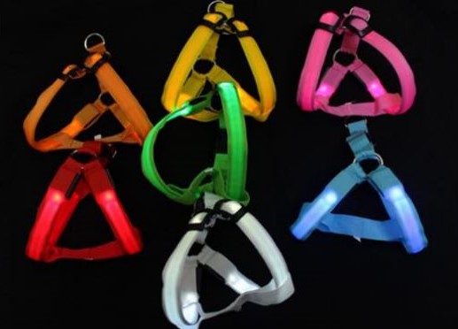 Sadelmakeriarbete i form av en sele med inbyggd LED-belysning.
Avsedd för hundar.
Enligt uppgift tillverkad av textilmaterial av polyester.