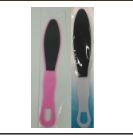 Artikel för pedikyr, enligt uppgift bestående av en fotfil förpackad i detaljhandelsförpackning/påse.

Filens handtag är tillverkad av plast (polypropen) som på båda sidor delvis är täckt med papper som har belagts med slipmedel.
 
Slipmedlet är av väsentlig betydelse för filens användning och ger därför varan dess huvudsakliga karaktär.