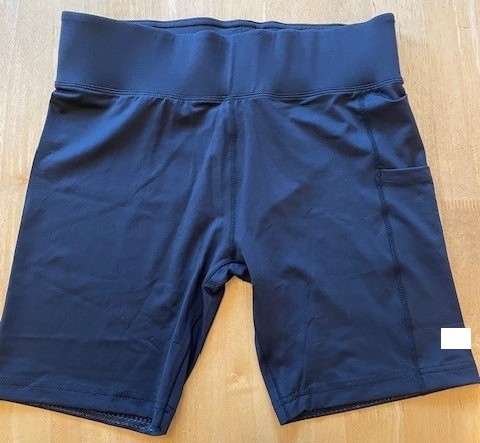 Träningsbyxa av trikå med korta ben som slutar ovanför knäna (shorts). Byxan har elastisk linning och benen är fållade i nederkanterna. Byxan är försedd med en ficka på utsidan av det vänstra byxbenet och en ficka på insidan av linningen framtill, till vänster.
Plagget är enligt uppgift avsett att användas vid träning.
Byxan är enligt uppgift tillverkad av syntetfibrer (79 % polyester och 21 % elastan) och är konfektionerad genom sömnad. Byxan klassificeras som ett unisexplagg då den saknar tillslutning och inte är igenkännlig som avsedd för det ena eller andra könet.
Plagget förekommer enligt uppgift i storlekarna S-XL.