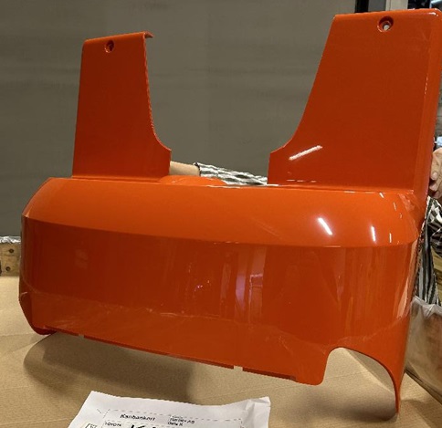 Del till gaffeltruck.
En huv till en låglyftande gaffeltruck avsedd att täcka motorrummet.
Huven är tillverkad av formsprutad ABS plast.