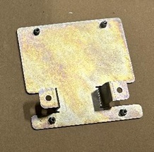 Del till truck.
Ett fäste till en trucks elektronikenhet (DC/DC omvandlare).
Varan är tillverkad av laserskuren och bockad stålplåt.
Mått: ca. 14 x 12 x 3 cm