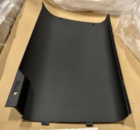 Plastkåpa, del till ståtruck.
Kåpan täcker delar av insidan i en trucks förarhytt.
Varan är tillverkad av formsprutad plast.
Mått: ca. 76 x 43 x 9 cm