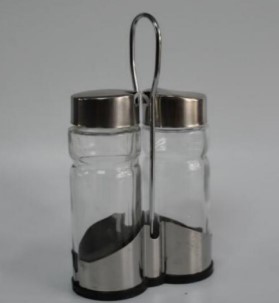 Bordsartikel bestående av två glasflaskor (150 ml) med lock och en hållare.
Glasflaskorna är avsedda att fyllas med t.ex. olja och vinäger.
Enligt uppgift är glaset maskintillverkat. Lock och hållare består av plast och rostfritt stål.
Glasflaskorna har en höjd av 15,5 cm (13,5 cm utan lock) och en diameter av 4,5 cm. Hållaren har måtten 11,5 x 20 x 5,5 cm (B x H x D). Glasflaskorna ger varan huvudsaklig karaktär.