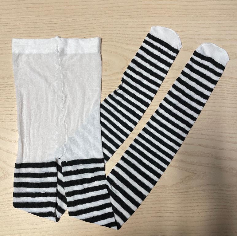 Randig strumpbyxa av trikå som är avsedd att täcka fötterna, benen och nedre delen av kroppen upp till midjan.
Enligt uppgift tillverkad av syntetfibergarn av polyester.
Laboratorieundersökning har visat att strumpbyxan är tillverkad av garn med en längdvikt av mindre än 67 decitex.