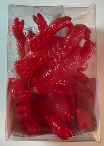 Elektrisk belysningsartikel i form av en ljusslinga bestående av röda plastfigurer föreställande kräftor.
Ljusslingan är avsedd för dekoration inomhus.
Varan består av 10 stycken röda plastkräftor innehållande varsin vit lysdiod (LED). Varje kräfta är ca 9 cm lång och är enligt uppgift tillverkad av polystyren (PS) samt har ett uppmätt avstånd av ca 15 cm emellan varje kräfta. Ljusslingan har en uppmätt totallängd av ca 170 cm och består av 2 tvinnade elkablar (koppar) isolerade med plast. Varan är försedd med batterifack avsett för 2 stycken AA-batterier (ingår ej) och strömbrytare.
Varan är förpackad i plastlåda tillsammans med användningsmanual för försäljning i detaljhandeln.