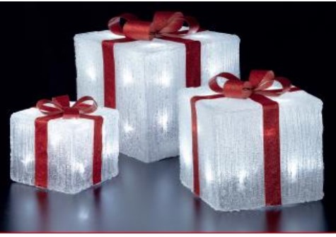 Prydnadsartikel av plast enligt uppgift i form av ett paket dekorerat med en röd rosett. 

Prydnadsartikeln har LED-belysning som belyser varan interiört.

Artikeln har måtten 15 x 15 cm (H x B), är batteridriven och avsedd att användas för dekorationsändamål.