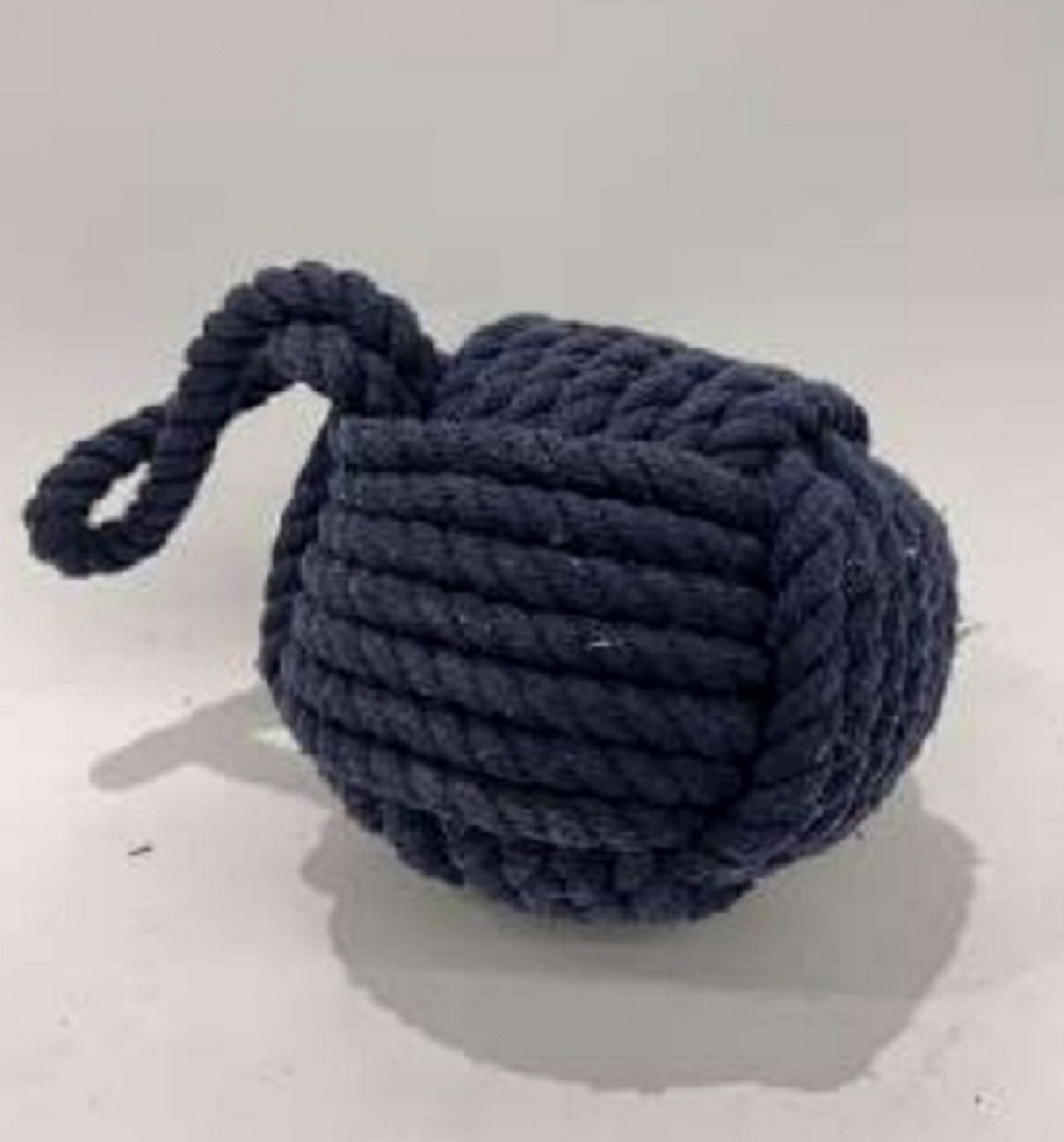 Textilvara i form av en dörrstoppare med en diameter av 14 cm.
Avsedd att användas till att hålla upp dörrar och som dekoration.
Enligt uppgift består varan av en rund vikt av cement som är helt täckt av garn (polyester) knutet i knop samt försedd med en ögla för hantering och förflyttning.
Dörrstopparens objektiva egenskaper som en vara av knutet garn ger den dess huvudsakliga karaktär som textilvara enligt de allmänna bestämmelser regel 3 b.
