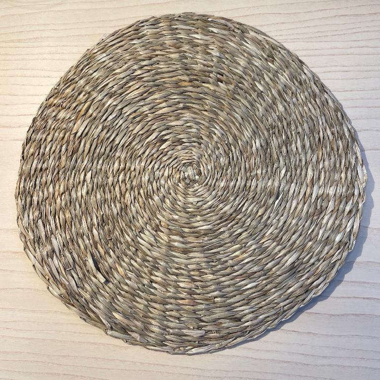 Rund bordstablett med en diameter av ca 39 cm.
Används för dukning och dekoration.
Enligt uppgift maskintillverkad direkt av flätningsmaterial av jute.