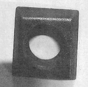 Kilplatta
Plattan används i ett system för att fästa spårväxlar i järnvägar.
Varan är smidd av låglegerat stål och har måtten 50 x 50 mm.