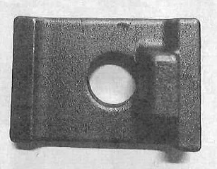 Smidd klämplatta
Klämplattan används för att fästa räl i slipers.
Plattan är smidd av låglegerat stål och har måtten 70 x 50 mm.