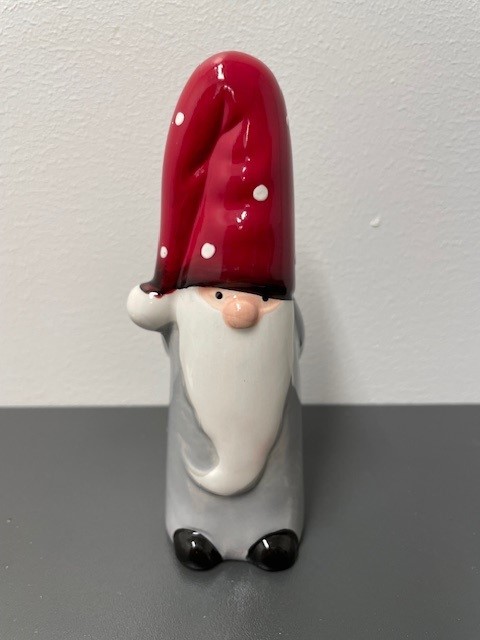 Julprydnad i form av en tomte med röd luva försedd med vita prickar och en vit pompom, grå kropp, vitt skägg samt svarta skor och vantar. Tomten är 15 cm hög.
Varan är avsedd att användas som prydnadsartikel under jultid.
Tomten är enligt uppgift tillverkad av keramiskt material, målad och glaserad.
Artikeln säljs styckvis utan detaljhandelsförpackning.