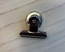 Klämma med permanentmagnet. Varan har måtten 3,8 x 3,8 x 2,7 cm (L x H x B), magneten har en diameter av 2,6 cm.
Enligt uppgift används magnetklämman för att hänga upp exempelvis papper.
Den aktuella artikeln består av permanentmagnet, fjäder och klämma av järn.
Varan levereras i detaljhandelsförpackning om fem klämmor.
