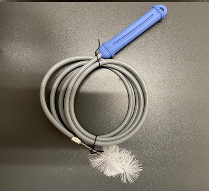 Borste i form av en flexibel avloppsrensare försedd med handtag av plast.
Varan används enligt uppgift för att rensa avlopp.
Borsten är monterad på en spirallindad järntråd med plasthölje.
Avloppsrensaren har en längd av 150 cm och är förpackad för försäljning i detaljhandeln.