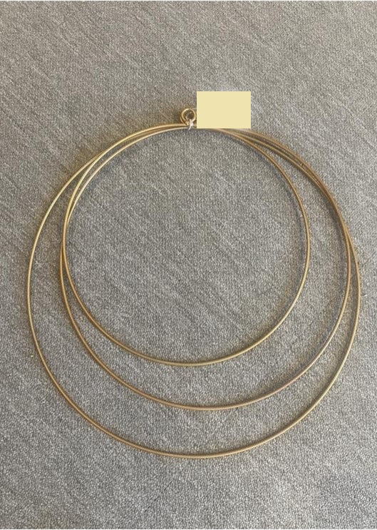 Produkt enligt uppgift bestående av tre ringar med en diameter av 300, 350 och 400 mm. 
Ringarna är tillverkade av guldfärgad tråd av järn med en diameter av 5 mm och är försedda med upphängningshål.  
Produkten kan t.ex. användas för att hänga olika föremål, blommor etc.