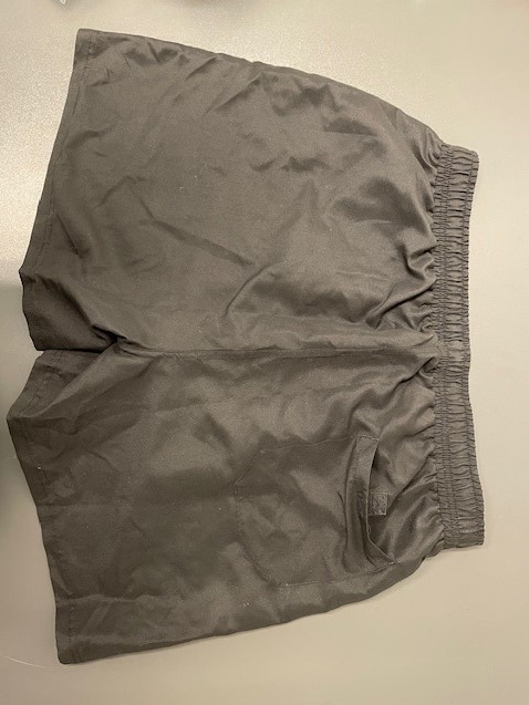 Klädesplagg i form av en byxa med korta ben som inte täcker knäna (shorts).
Plagget är enligt uppgift avsett att användas som badbyxa.
Kortbyxan är konfektionerad genom sömnad av enfärgad väv av polyester (syntetfibrer) och har innerbyxa av trikå (mesh). Byxan saknar öppning, har framtill en falsk gylf i form av en söm, fållade benslut, hopdragningsanordning i midjan som utgörs av resår och dragsko. Plagget har snedfickor i sidorna (saknar fast tillslutningsanordning) och en påsydd bakficka som tillsluts vid ficköppningen med kardborre (ficköppningen stängs inte fullständigt).
Plagget förekommer i storlekarna S, M, L och XL.

Klassificering som badbyxa är utesluten eftersom plagget på grund av sin skärning, sitt utseende och förekomsten av sidofickor som saknar fast tillslutningsanordning inte kan anses som uteslutande eller huvudsakligen avsett som badbyxa. 

Plaggets skärning och den falska gylfen gör det inte möjligt att fastställa att det utgör ett plagg avsett för män eller pojkar utan klassificeras därför enligt ett nummer som omfattar kläder för kvinnor eller flickor.