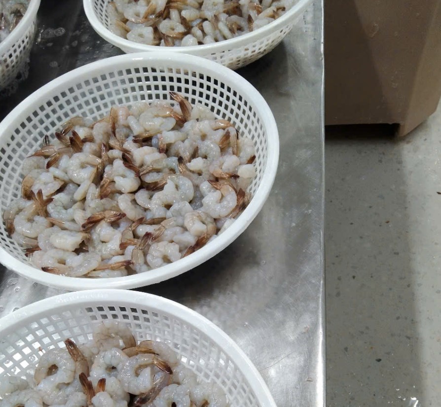 Kräftdjur enligt uppgift i form av frysta delvis skalade blancherade räkor utan huvud föreliggande i påsar i kartong.
Räkorna är av släktet Penaeus vannamei och innehåller vatten, salt och stabiliseringsmedel.