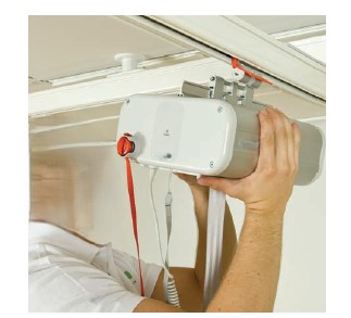 Vara i form av takmonterad lyftenhet med måtten 340 x 250 x 165 mm.
Lyftenheten används enligt uppgift för att flytta patienter med nedsatt rörlighet från säng till rullstol, toalettbesök, gångträning, balansövningar mm. Lyftenhetens maximala arbetshöjd är ca 2 m.

Montering av lyftenheten sker i skenor som är monterade i taket (skenor omfattas ej av detta beslut). En krok sätts fast i lyftenheten, kroken används tillsammans med lyftrem för att fästa en sele eller annan anordning som patienten kan placeras i.
Lyftenheten har en elektrisk motor som drivs med uppladdningsbara bly-syrabatterier. Lyftenheten styrs med fjärrkontroll.
Lyftenheten levereras tillsammans med lyftrem, krok och fjärrkontroll.