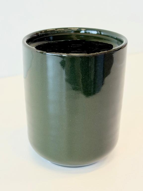 Glaserat kärl av stengods (keramiskt material) med en höjd av 10 cm och diameter av 8 cm.
Kärlet är tomt vid importtillfället, ska fyllas med vax och användas som doftljus.
Varan är enligt uppgift tillverkad för hand.

Enligt analysrapport från Tullverkets laboratorium är varan tillverkad av stengods.