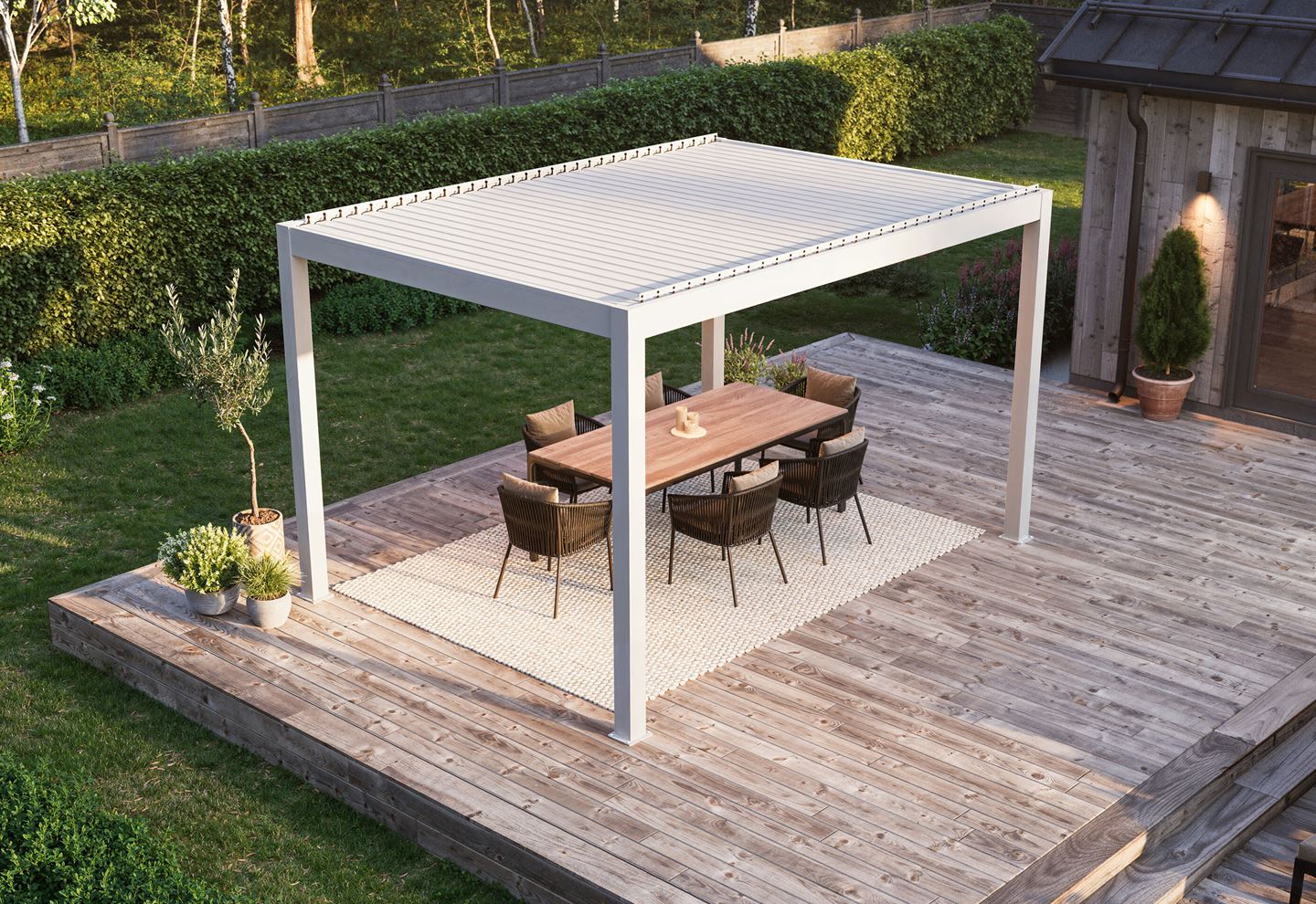 Konstruktion i form av en pergola som förekommer i fyra olika storlekar (3 x 3 meter, 3 x 4 meter, 3,5 x 4 meter och 3,5 x 5 cm) samtliga har en höjd av 2,5 meter.
Pergolan monteras på plats utomhus och utgör ett fristående rum.
Pergolan har enligt uppgift stomme av lackerade aluminiumprofiler (legering 6005) och levereras med bl.a. skruvar och beslag av oädel metall. Taket består av justerbara lameller av aluminium som regleras med en manuell vev.
Varan föreligger i omonterat skick.