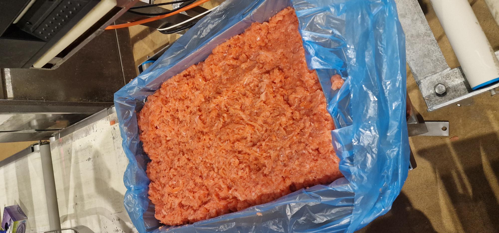 Fryst fisk enligt uppgift i form av urskrapat kött från ryggben av arten Atlantlax (Salmo salar). Fiskköttet föreligger i påsar i kartong om ca 10 kg.