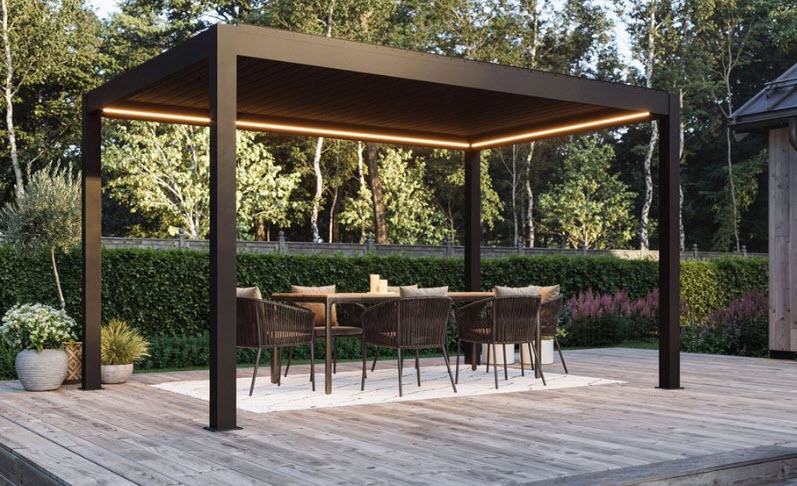 Konstruktion i form av en pergola som förekommer i två olika storlekar (3 x 4 meter och 3,5 x 5 meter), båda har en höjd av 2,5 meter.
Pergolan monteras på plats utomhus och utgör ett fristående rum.
Pergolan har enligt uppgift stomme av lackerade aluminiumprofiler (legering 6005) och levereras med bl.a. skruvar och beslag av oädel metall. Taket består av fjärrstyrda motoriserade lameller av aluminium och har integrerad fjärrstyrd LED-belysning.  Fjärrkontroll ingår.
Varan föreligger i omonterat skick.