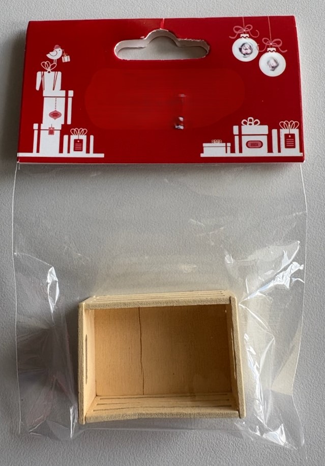 Prydnadsföremål i form av en trälåda.
Varan används som dekoration.
Trälådan är enligt uppgift tillverkad av poppel och har måtten 2,6 x 3,8 x 1,45 cm (B x L x H).
Varan är förpackad för försäljning i detaljhandeln.