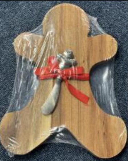 Ostbricka av trä i form av en pepparkaksfigur med tillhörande ostkniv (utan egg) av oädel metall med handtag format som en pepparkaksfigur.
Varan används enligt uppgift för servering och hantering av mjukostar, smör samt andra bredbara produkter.
Ostbrickan är enligt uppgift tillverkad av akacia med måtten 24,5 x 21,2 x 1,4 cm. Ostkniven är enligt uppgift tillverkad av zinklegering.
Ostbrickan och ostkniven är förpackade tillsammans för försäljning i detaljhandeln för att fylla ett visst behov och för att användas vid ett speciellt göromål. Ostbrickan ger varan dess huvudsakliga karaktär som bords- och köksartikel av trä.
