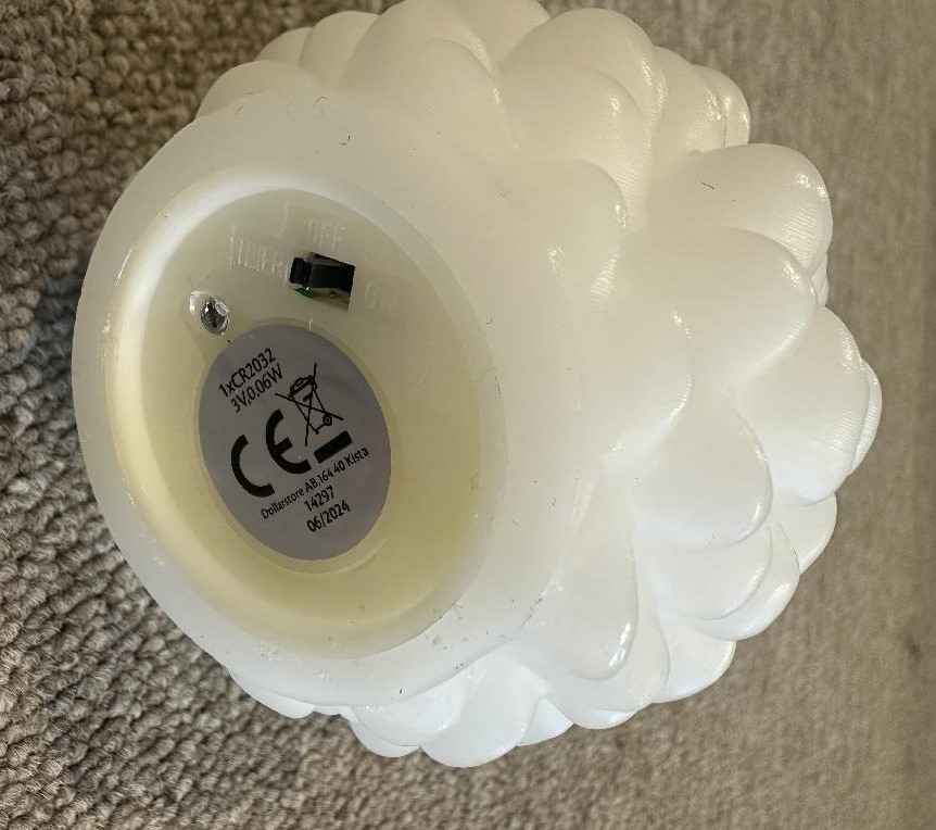 Enligt uppgift en elektrisk belysningsartikel i form av en enfärgad kotte tillverkad av vax.
Artikeln är avsedd att användas inomhus.
Varan har batteridriven lysdiodljuskälla (LED) inuti. Batterihållare av plast (polypropen) finns på undersidan med knapp för på- och avstängning samt timer-funktion (batteri medföljer ej).
Artikeln är 8,5 cm hög.