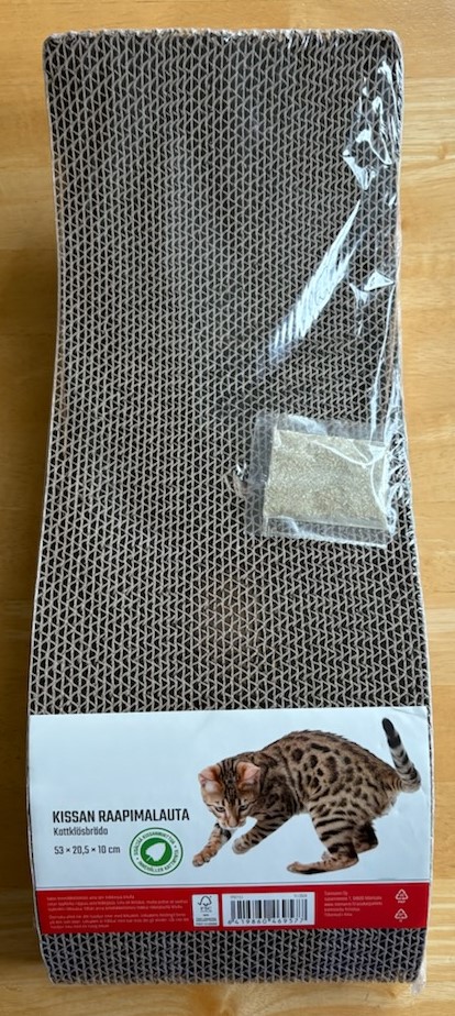 Vara av papp i form av en vågformad klösbräda av bikakeformad (honeycomb) wellpapp med medföljande påse innehållande kattmynta.
Varan används av katter för att vässa sina klor och kattmyntan som medföljer sägs uppmuntra katterna att klösa på brädan.
Klösbrädan är tillverkad av wellpapp och täckt av papp längs långsidorna. Långsidorna har tryckt motiv i olika färger och former. Det bifogade varuprovets mått är ca 53 x 20,5 x 4 cm (L x B x H).
Varan är förpackad för försäljning i detaljhandeln. Klösbrädan ger varan dess huvudsakliga karaktär.