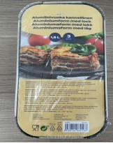 Engångsformar av aluminiumfolie med tillhörande lock. Formarna har måtten 134 x 252 x 82 mm (B x L x H) och rymmer 1,5 l.
Formarna ska användas vid tillagning och förvaring av livsmedel.
Aluminiumformarna är maskinellt framställda och är tillverkade av folie med en tjocklek av 0,074mm.
Varan föreligger om tre formar i en förpackning för försäljning i detaljhandeln.