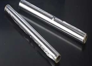 Aluminiumfolie på rulle. Folien har en bredd av 29 cm, en längd av 20 m och tjocklek av 10 MY (0,01 mm) samt väger mindre än 10 kg.
Folien är enligt uppgift avsedd för hushållsbruk.
Folien är enligt uppgift inte valsad, inte förstärkt och inte vidare bearbetad.