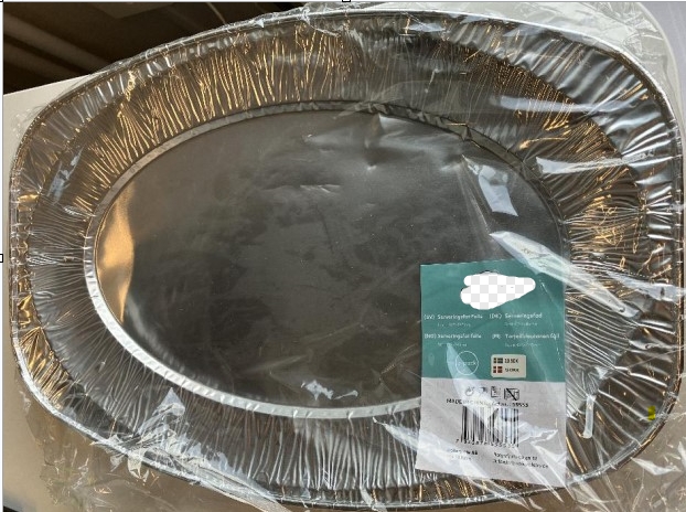 Hushållsartikel i form av serveringsfat av aluminiumfolie med måtten 425 x 285 mm (L x B).
Faten ska användas vid servering av livsmedel.
Serveringsfaten är maskinellt framställda och är tillverkade av folie med en tjocklek av 0,09 mm.
Varan föreligger om tre serveringsfat i en förpackning för försäljning i detaljhandeln.