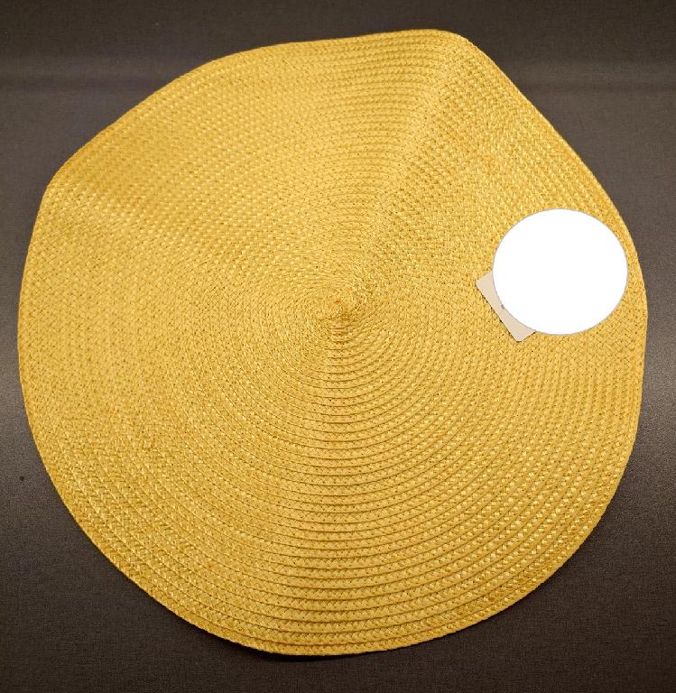 Konfektionerad inredningsartikel i form av en enfärgad rund bordstablett med en diameter av 38 cm.
Artikeln är avsedd att användas som bordsunderlägg.
Varan består av ett ca 8 mm brett flätat band (HS-nr 5808) tillverkat av remsor av polypropen (HS-nr 5404) med en bredd mindre än 5 mm i föreliggande skick. Bandet har sammanfogats genom sömnad i cirkelform med delvis överlappande kanter.
Bordsstabletten förekommer i fler färger. 
Varan är konfektionerad genom sömnad.