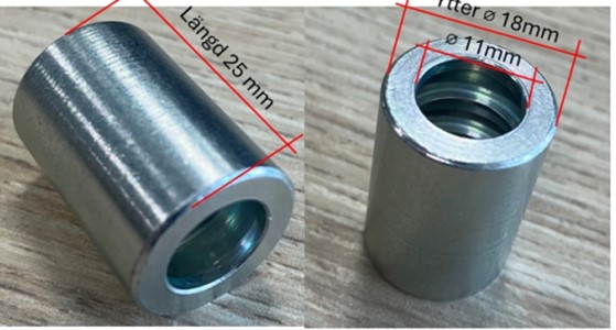 Cylindrisk presshylsa av kolstål som enligt uppgift används för att fästa en slangkoppling på en slang. 
Hylsan är försedd på insidan med parallella upphöjda spår som pressas in i slangen för att säkerställa en läckagesäker anslutning. 
Hylsan är tillverkad genom sänksmide och svarvad till rätt inner- och yttermått.

Mått: längd 25 mm, innerdiameter 11 mm, ytterdiameter 18 mm