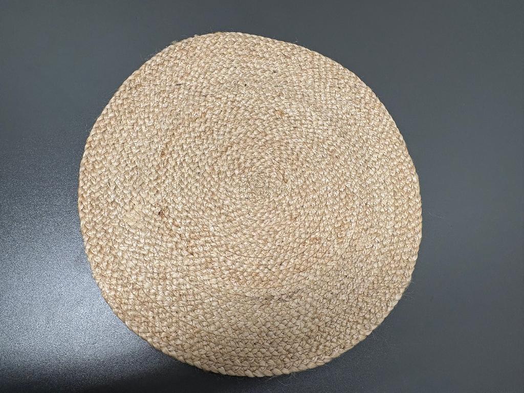 Rund bordstablett med en diameter av ca 37 cm.
Varan är avsedd att användas vid dukning som skydd och dekoration.
Bordstabletten består enligt uppgift av jute, vilken har flätats samt lagts i spiralform och hålls samman med en söm.
Varan säljs i förpackning om fyra stycken.